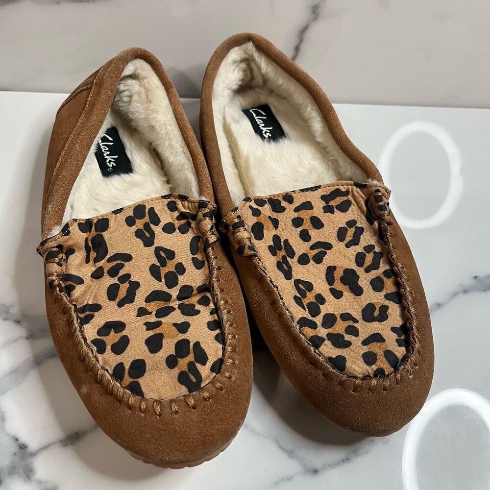 Clarks Women's Black Brown Leopard Leather Faux Fur Moccasin Slippers Sz 9 FLAW